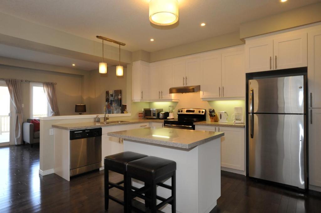 Boardwalk Homes - Executive Guest Rooms & Townhomes Kitchener Esterno foto