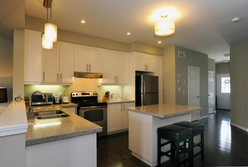 Boardwalk Homes - Executive Guest Rooms & Townhomes Kitchener Esterno foto